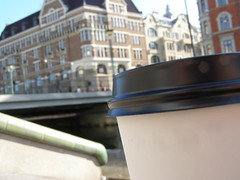 Pappmugg med kaffe vid Kanalen, Davidshallsbron, Malmö