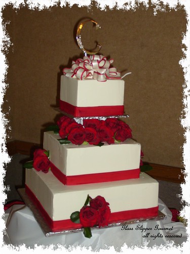 Fresh red roses between the top tiers