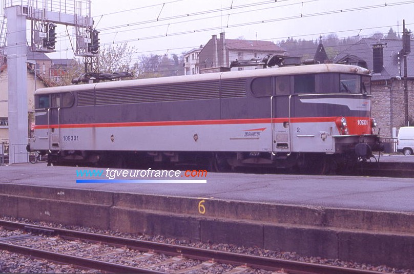 Une locomotive BB 9300 en livrée Multiservice / Corail+ (la BB 9301 SNCF) en gare de Lourdes
