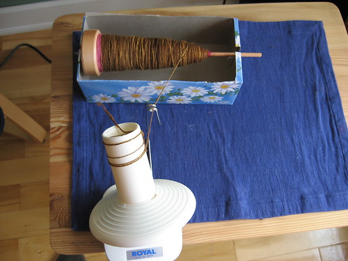 Taking spun yarn off spindle