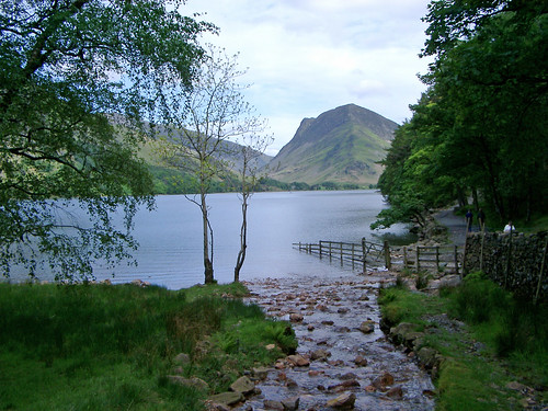 Pathway to the centre of the lake