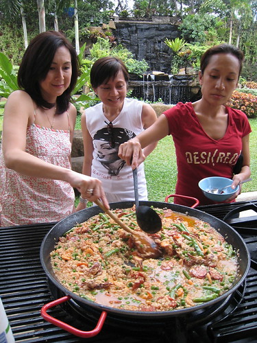 Philippinen  菲律宾  菲律賓  필리핀(공화국) Pinoy Filipino Pilipino Buhay  people pictures photos life , food,  Antipolo rizal Philippines, rural, woman, working paella wok cooking 