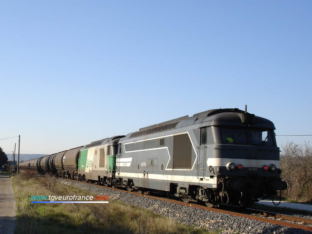 Un train d'alumine passe à Velaux avec en tête du train la BB 67450 et en pousse la BB 67506 et la BB 67509.