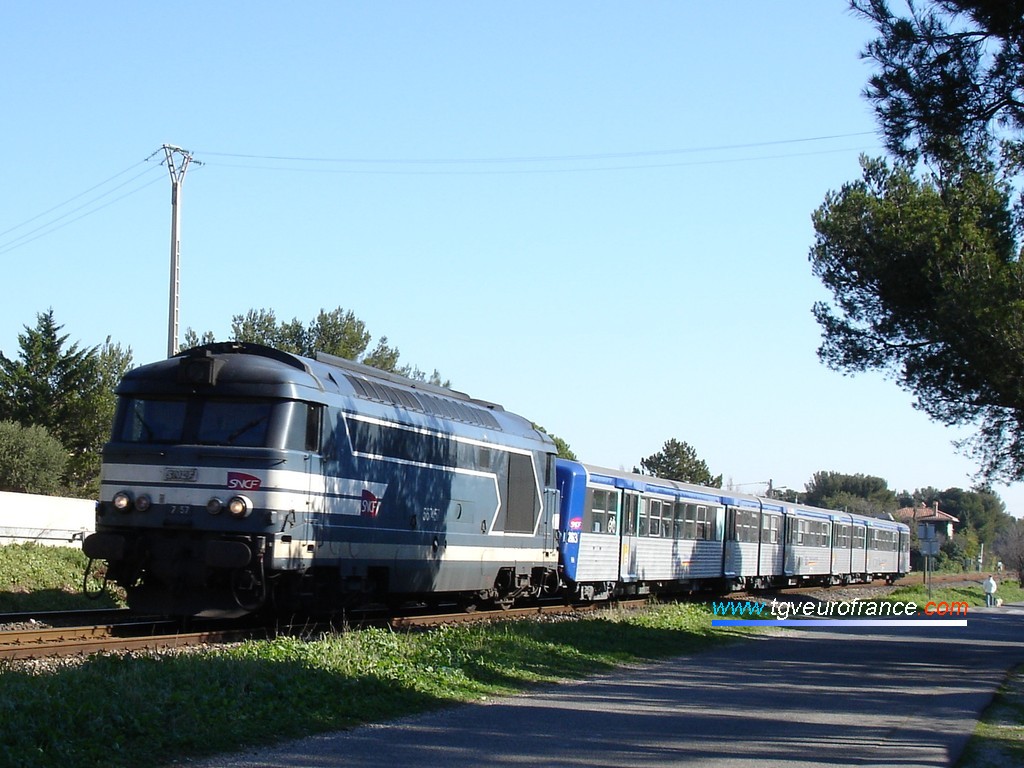 Une locomotive BB 67400 tractant la rame RRR 263 approche de la gare de Sausset-les-Pins.