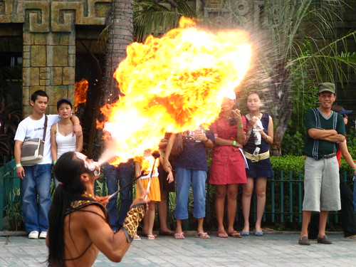 street performer fire blowing street show  Buhay Pinoy Philippines Filipino Pilipino  people pictures photos life Philippinen      