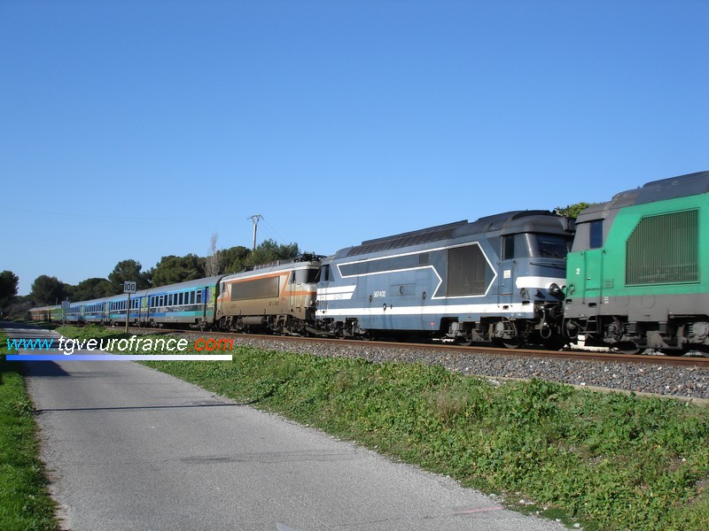 Un train Corail Téoz SNCF détourné par la ligne de la Côte Bleue et tracté par deux locomotives BB67400.