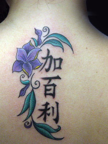 Tatuaje letras chinas Pupa Tattoo Granada 