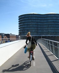 Kävely ja pyöräilysilta Kööpenhaminassa, eri liikennemuodot on erotettu kunnolla.
