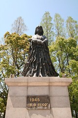 Estatua conmemorativa del bombardeo nuclear sobre Nagasaki, Foto: Kamoda/Flickr, licencia CC-BY-NC-SA