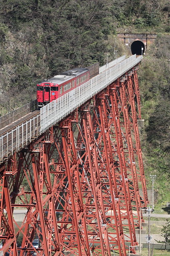 Kiha47 trains run on very tall bridge
