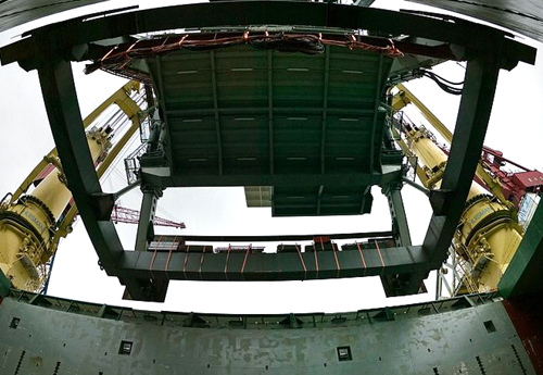 404231325 74a7aec4e8 o Inside the Largest Crane and Container Ships 