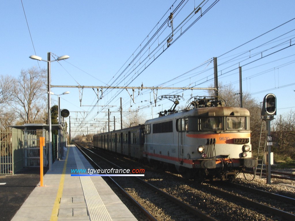 Une locomotive BB 9600 SNCF en gare de Saint-Martin-de-Crau