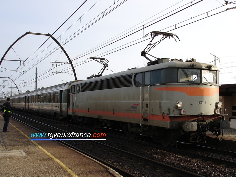 Une locomotive BB9300 en tête d'un TER Corail Aquitaine Bordeaux-Irun en gare d'Ychoux
