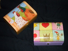 caixas de madeira galinha e princesas