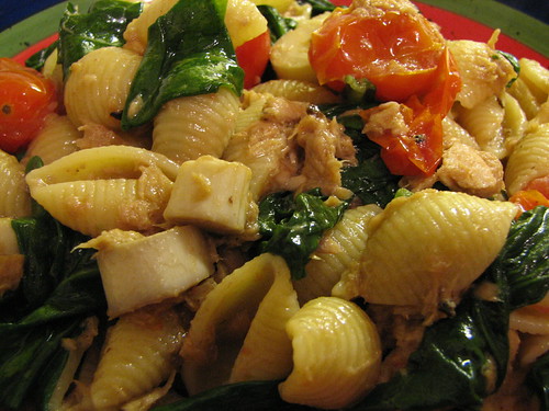 Pasta shells w/Italian tuna, spinach, tomato & hearts of palm