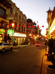 a photo of the major street in San Francisco's Chinatown