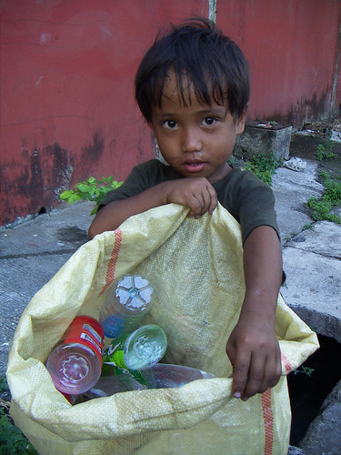 young boy recycler scavenger  Buhay Pinoy Philippines Filipino Pilipino  people pictures photos life Philippinen      