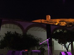 La Alcazaba, iluminada, corona el Patio