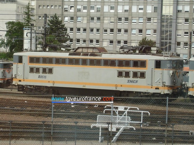 Une locomotive électrique monocourant BB 88500 SNCF au dépôt du Charolais