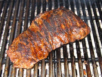 dry-rubbed skirt steak on the grill