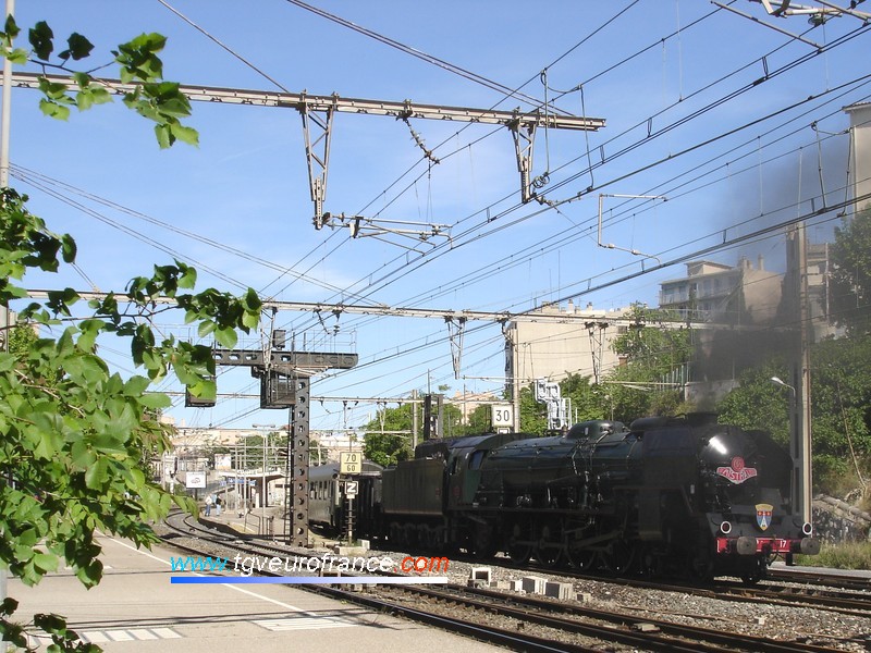 La locomotive à vapeur file vers Marseille Saint-Charles