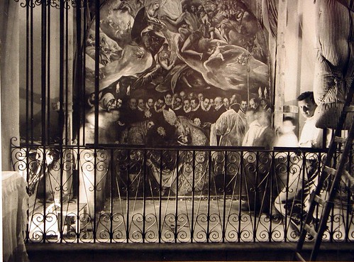 Tareas de protección contra bombardeos del lienzo del Entierro del Señor de Orgaz (El Greco), en la Iglesia de Santo Tomé (Toledo). Fotografía Rodríguez