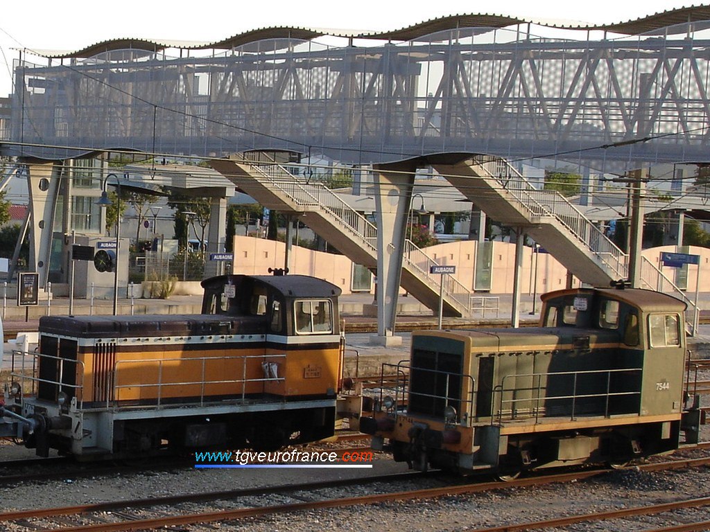 Deux locotracteurs Y 7400 arborant deux livrées différentes