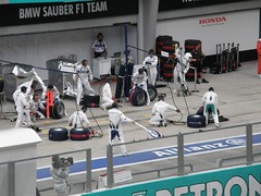29.BMW Sauber車隊的Pit Crew準備迎接賽車進Pit