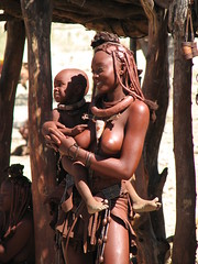 Jeune femme Himba et son enfant - by ecololo