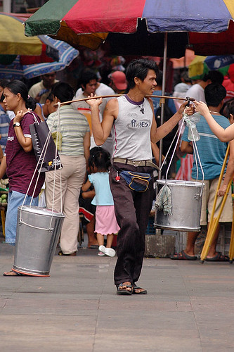 Philippines Pinoy Filipino Pilipino Buhay Life people pictures photos life city, ambulant, food, man, scene, street, peddler,Plaza Miranda, Quiapo, Manila, taho 