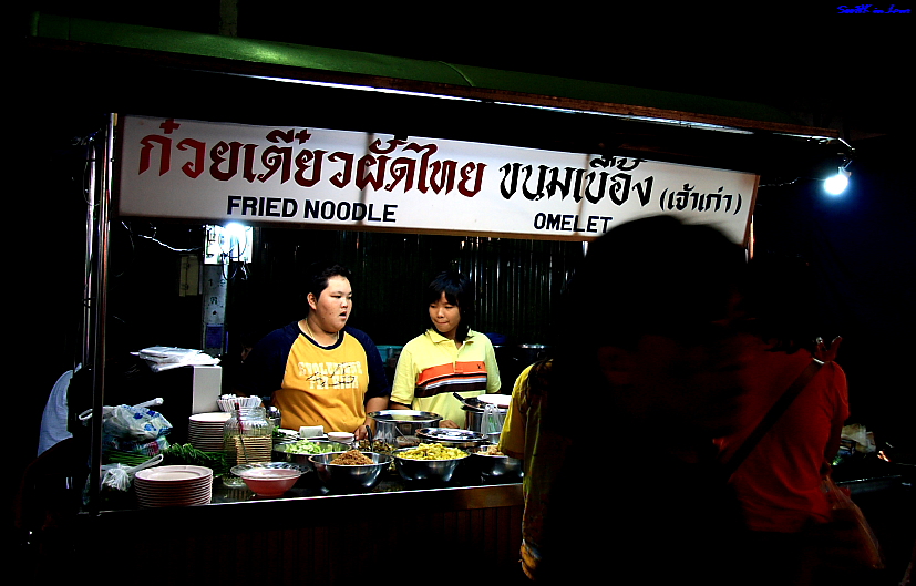 Fried noodle & omelet seller @ Hua Hin Thailand night market..