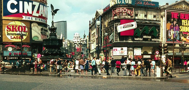 Piccadilly_Circus_1968.jpg