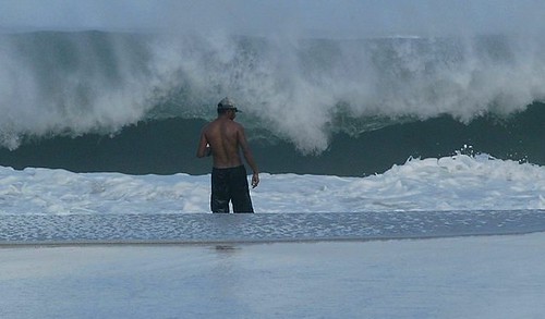 Homem olhando as ondas em Copacabana