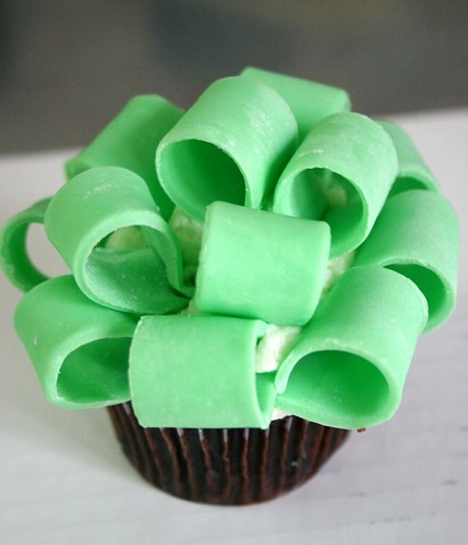baby shower bow cupcake