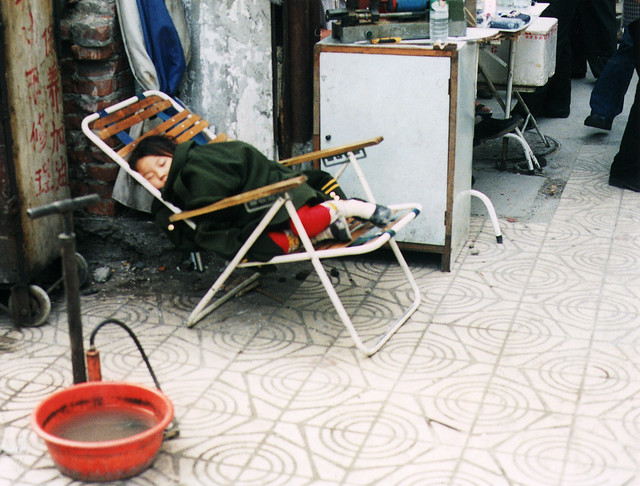 china street shanghai keep utca sidestreet alvo childsleeping gyerek köz 2001oympusom2