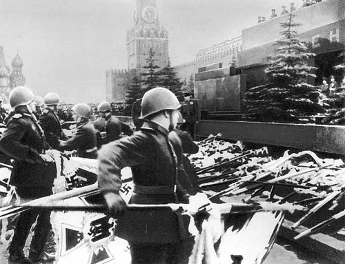 Soldados rusos destruyen los estandartes nazis en la Plaza Roja de Moscú