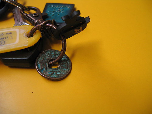 keys on yellow table 2004-12-28 10-36-26 AM 1600x1200