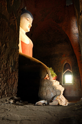 buddha stature in myanmar / burma