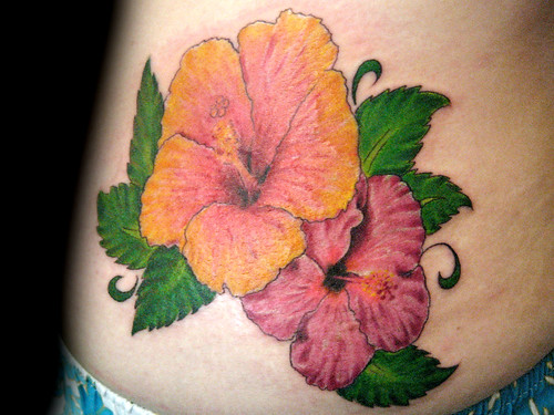 tattoo hibiscus. Tatuaje hibiscus Pupa tattoo
