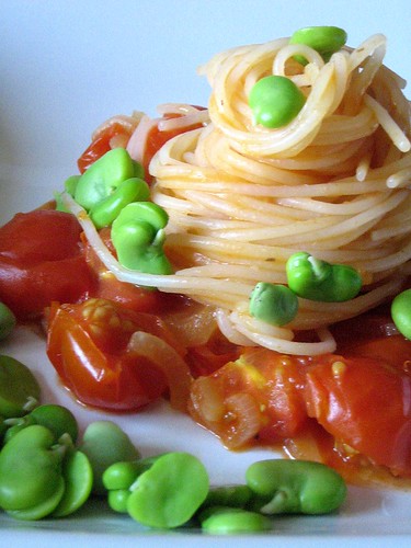 Spaghetti con fave e pomodorini