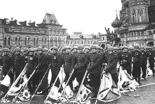 Soldados soviéticos portan los estandartes nazis antes de ser destruídos en la Plaza Roja