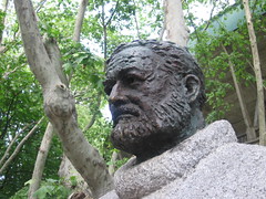 Hemingway busto en Pamplona