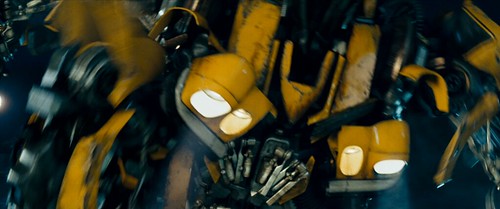 Transformers pelicula Bumblebee en transformación
