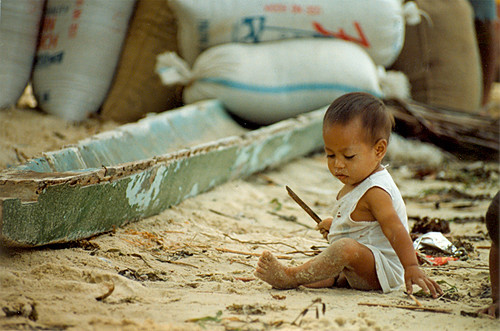  boy toddler sits and plays in the sand Buhay Pinoy Philippines Filipino Pilipino  people pictures photos life Philippinen  菲律宾  菲律賓  필리핀(공화국) musmos    