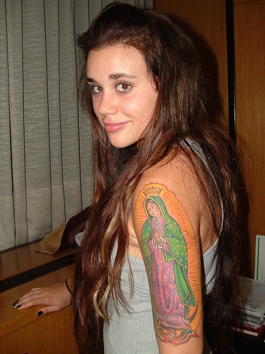 virgen de guadalupe mural tattoo de su brazo derecho una virgen de Guadalupe