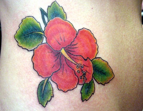 Tatuaje flor tropical Pupa Tattoo Granada 
