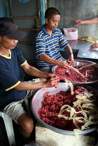 Philippines, rural, food, man, young, traditional, working, longganisa Lucban, Quezon making sausages Philippinen  菲律宾  菲律賓  필리핀(공화국) Pinoy Filipino Pilipino Buhay  people pictures photos life  