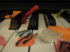 piano_crayons