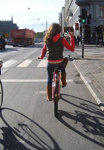 Another daily dose of Copenhagen cycle chic.