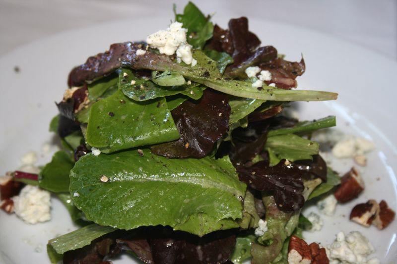 Mixed green salad  with walnuts and garganzola
